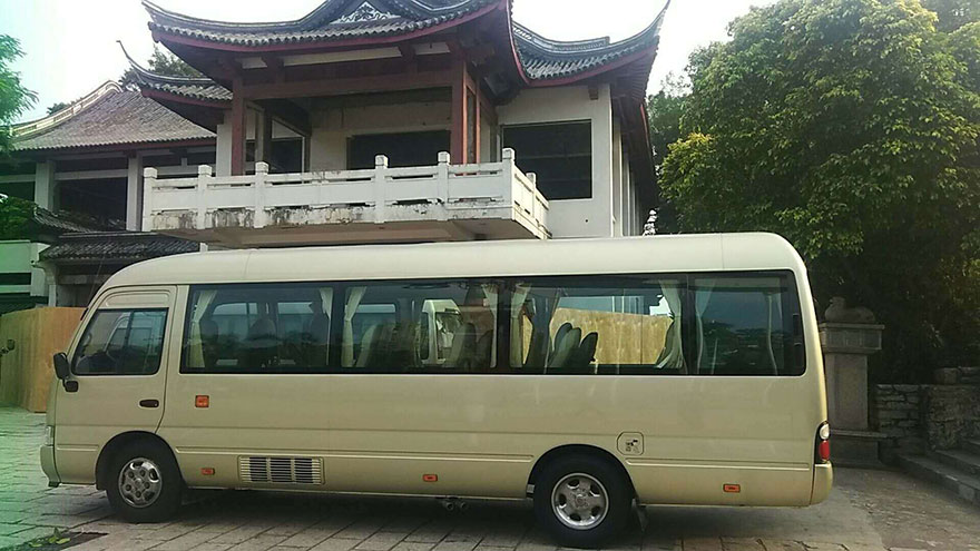 广州商务车15人18人坐出租豪华办公桌中巴车带司机包天（18座）_广州租车包车用车 首选广州现达租车公司