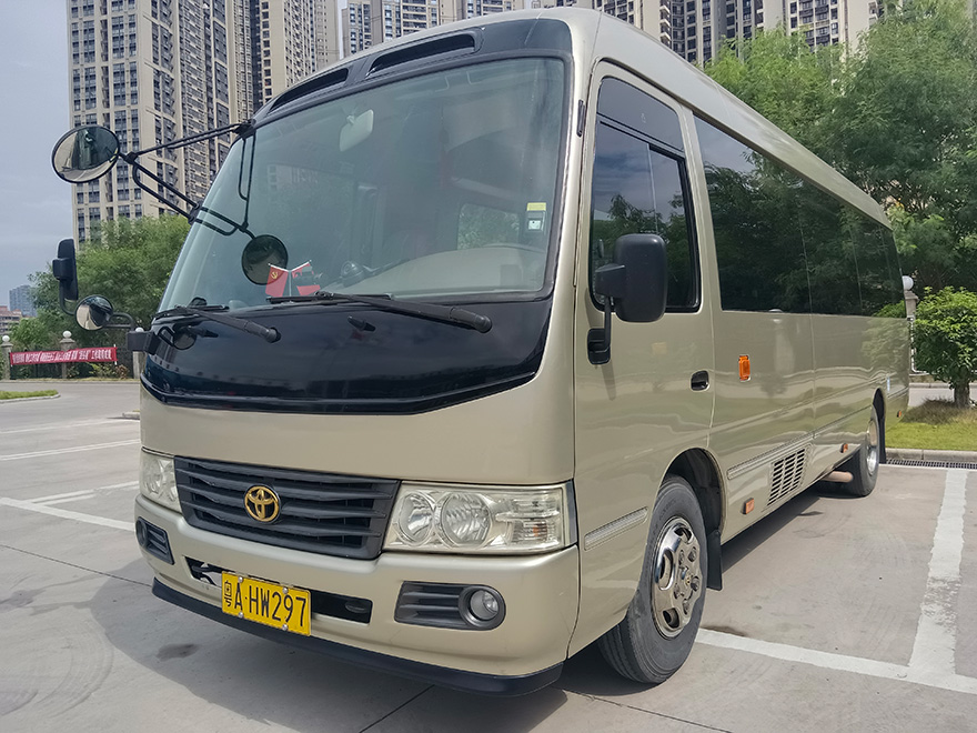 广东广州市区商务接待配带司机出租豪华丰田考斯特中巴车（16座）_广州租车包车用车 首选广州现达汽车租赁公司