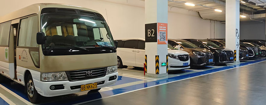 深圳广州配带司机出租阿尔法考斯特中巴商务租车_广州用车 首选现达汽车租赁公司